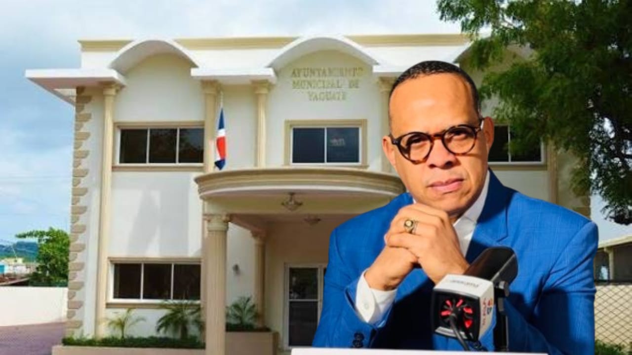 La Sala Capitular del Ayuntamiento de San Cristóbal aprobó a unanimidad el reconocimiento del periodista Alfredo de la Cruz como “Munícipe Distinguido”, tras una propuesta presentada por el regidor Franquelis Tiburcio, quien destacó la trayectoria académica, profesional y humana del comunicador y docente. Durante su intervención ante la Sala Capitular, Tiburcio resaltó que De la Cruz posee una maestría en Gerencia y Comunicación, además de ser licenciado en Mercadotecnia y licenciado en Comunicación Social, definiéndolo como “una persona elegante en el buen sentido de la palabra” y un “periodista de larga data” con más de 15 años en el ejercicio profesional. “Es una persona que en vida quiero que se le haga ese reconocimiento, porque lo merece y para que lo disfrute de verdad”, expresó el concejal al motivar la iniciativa, la cual recibió el respaldo absoluto de los regidores presentes. Asimismo, sostuvo que el comunicador reúne “todos los méritos para un reconocimiento por esta Sala Capitular”, valorando sus aportes al periodismo y su vínculo permanente con la provincia de San Cristóbal. En los últimos años, Alfredo de la Cruz también se ha convertido en una de las principales voces de las necesidades de esta provincia en especial de su natal Yaguate, canalizando a través de las plataformas digitales y del Grupo de Medios Panorama denuncias ciudadanas, problemáticas sociales y reclamos comunitarios relacionados de la llama "Cuna de la Constitución Dominicana".