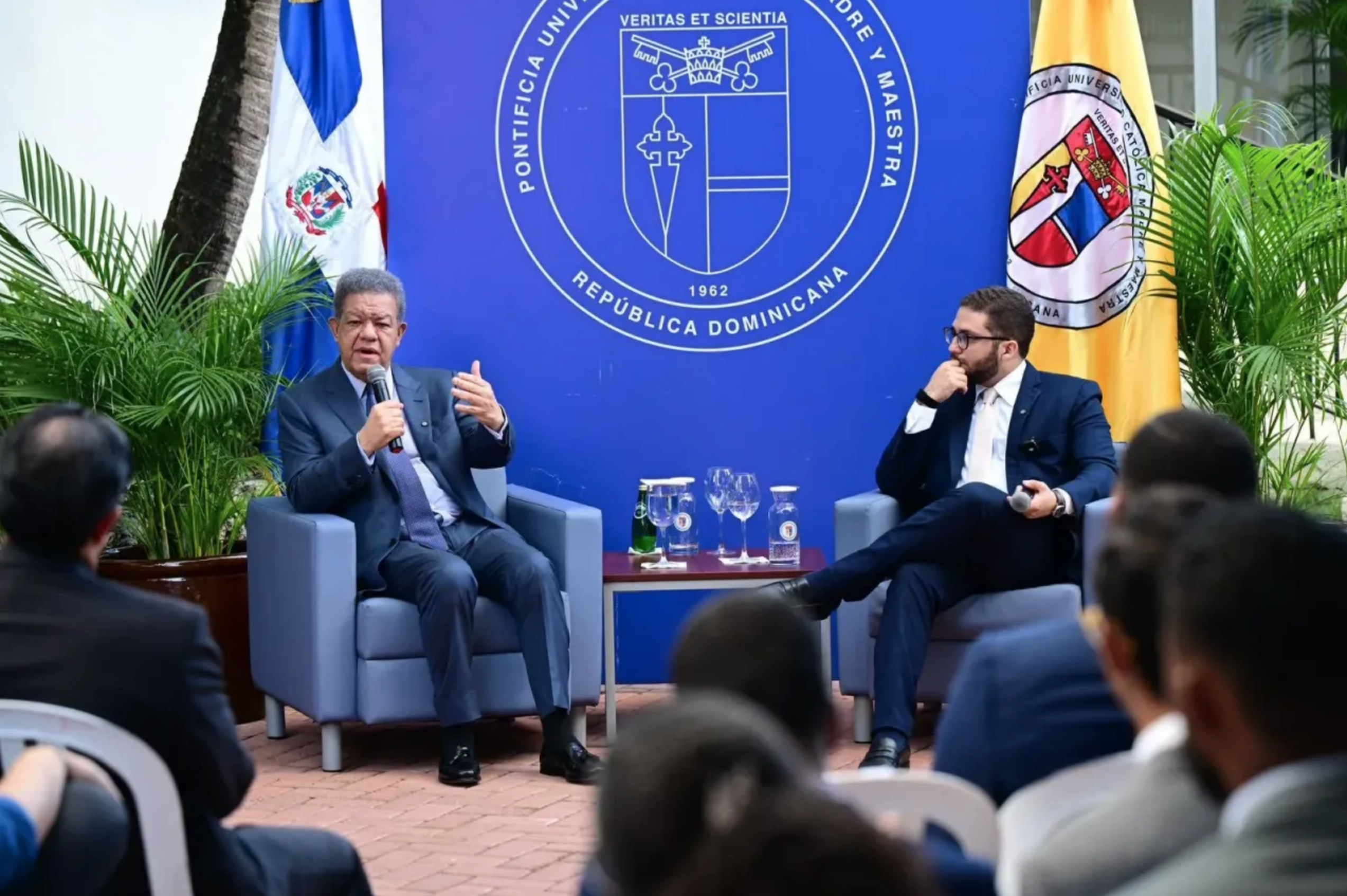 Leonel destaca pensamiento crítico y lectura como bases del liderazgo en conversatorio con estudiantes de la PUCMM