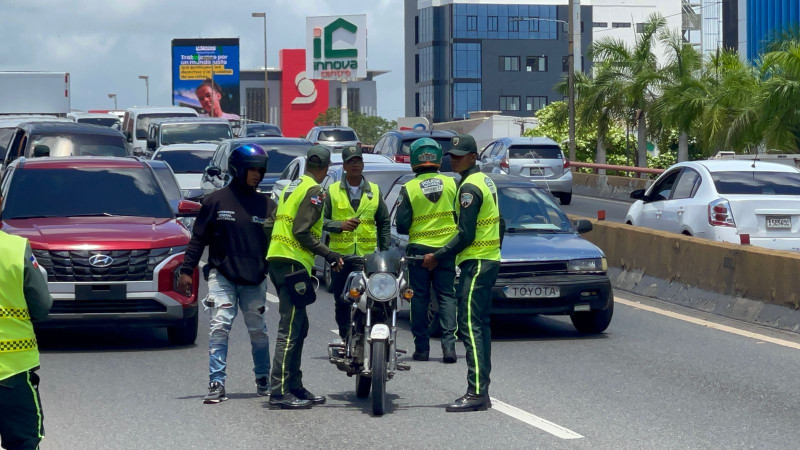 Digesett intensifica controles contra motociclistas en elevados de Santo Domingo