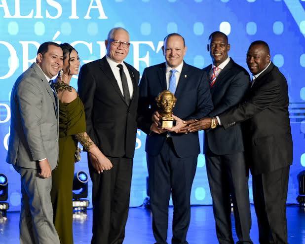Alcalde Ulises Rodríguez recibe premio como “Personalidad Municipal” en la XI Premiación Juan Pablo Duarte de FEDODIM