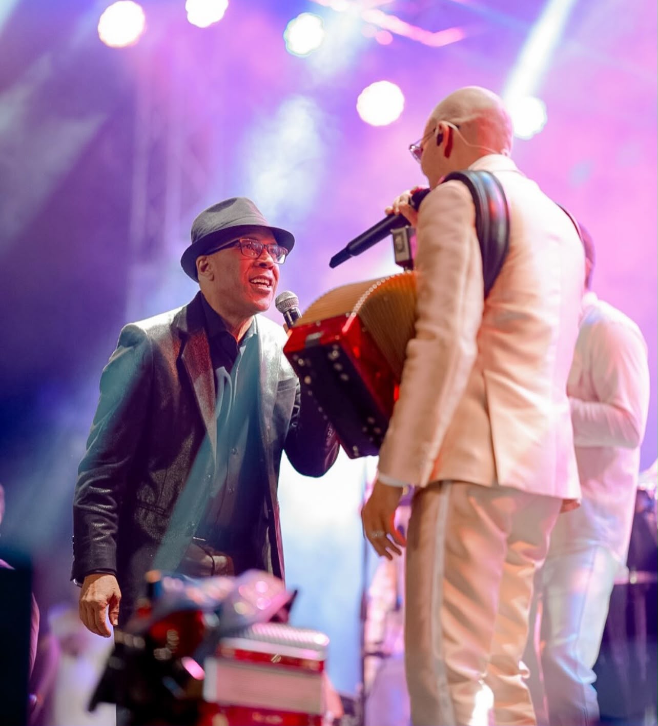 El Prodigio y la Súper Banda llenan  la Arena del Cibao en una noche de  merengue, nostalgia y pura energía