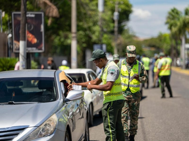 Intrant y Digesett retienen 15 vehículos por ofrecer transporte público sin autorización en el DN